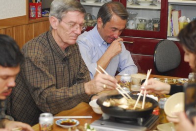 地元の人に誘われてすき焼きパーティです