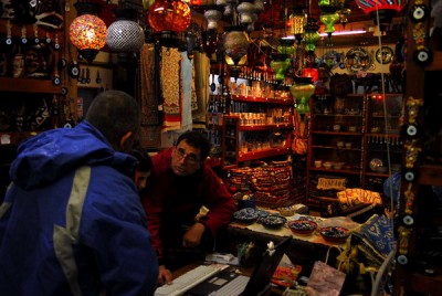 記念碑のすぐ横にはトルコ人が経営するお土産店があります